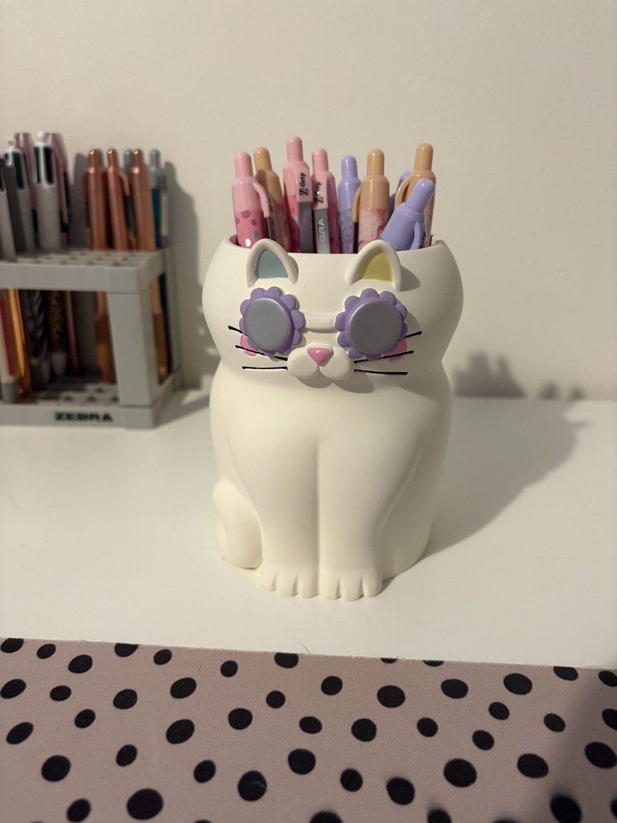 Obsessed with my new pen pot for my new work desk ✨🐱
