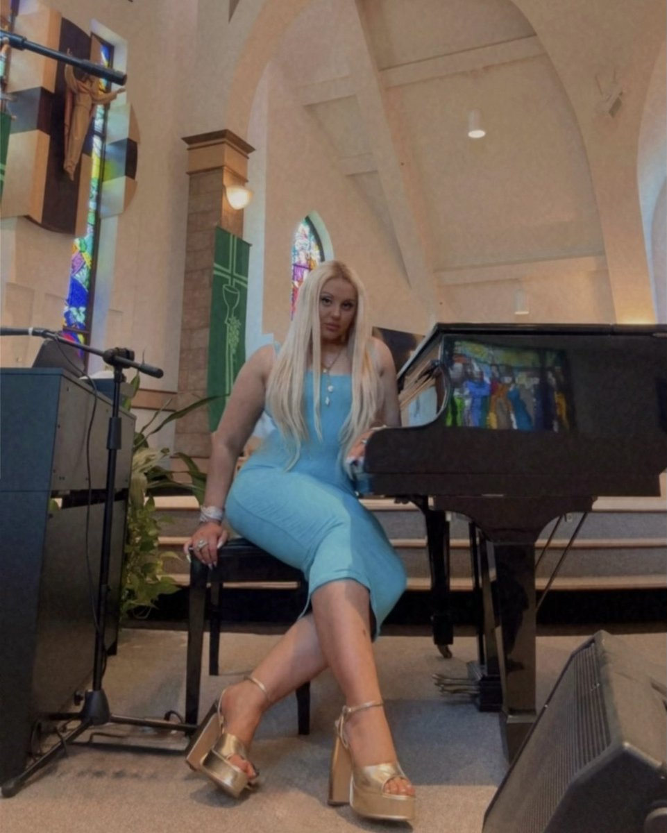 Wedding vibe: “Teal but make it mermaid” 🩵🧜🏼‍♀️🎶🐚 #mermaidbarbie #WeddingSeason #grandpiano #toosweet #weddingsinger #aqua