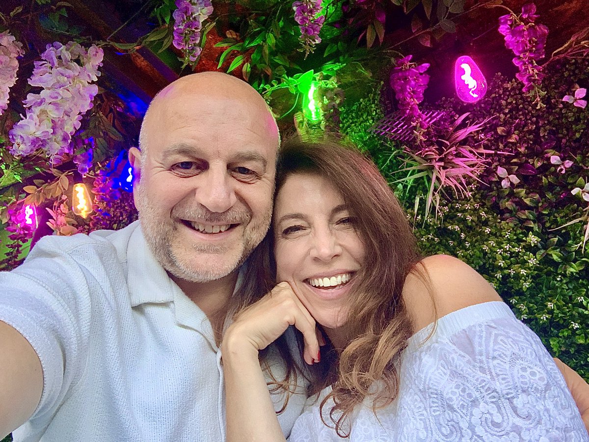 ElioPace's tweet image. Out celebrating w @AmyRhiannonW the completion of Stage 1 of my next #BillyJoelAlbumsShow live CD! Editing/compiling done!💪🏼
Over to the brilliant #TonyDraper for mixing then mastering by the equally brilliant #NickWatson @FluidMastering
Which album is it?
Announcement soon!