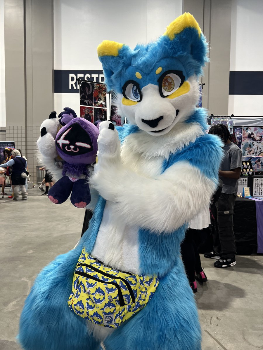 teeganblu's tweet image. Cute lil fursuiter with my Raven Plushy! 💙
Anyone know their name?
#fursuit