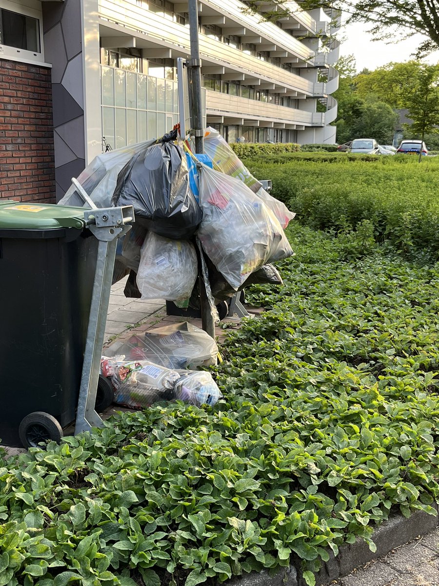 Mijn schoonmoeder woont al jaren netjes in haar flat in #Doetinchem.  dit is wat je ziet bij de ingang: zakken plastic aan een paal incl ratten @SiteWonen @BuhaDoetinchem doen niets! Zou de directie van site/buha of de burgermeester dit ook voor de deur hebben? <a href="/DeGelderlander/">De Gelderlander</a>