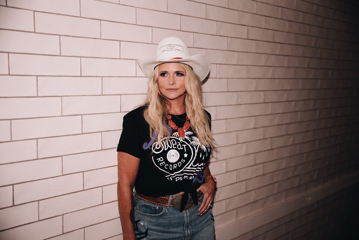 mirandalambert's tweet image. My friend and background vocalist @GwenSebastian recently lost her dad. Last night, I forgot my belt, and she told me that she had just happened to pack an extra...it was her father’s and had his name on it.
What an an honor to wear that last night in Miami. Love you Gwennie!!