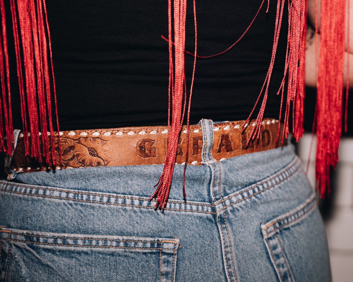 mirandalambert's tweet image. My friend and background vocalist @GwenSebastian recently lost her dad. Last night, I forgot my belt, and she told me that she had just happened to pack an extra...it was her father’s and had his name on it.
What an an honor to wear that last night in Miami. Love you Gwennie!!