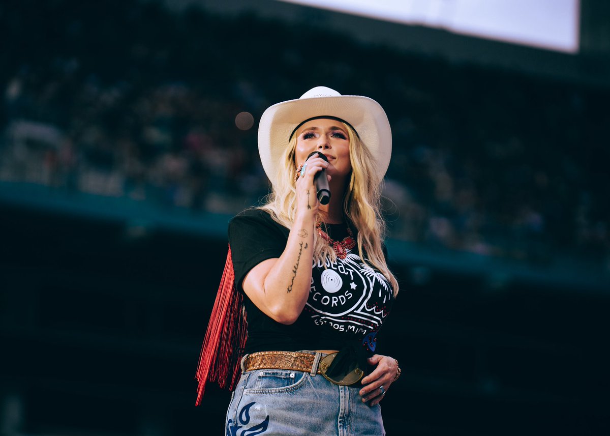 mirandalambert's tweet image. My friend and background vocalist @GwenSebastian recently lost her dad. Last night, I forgot my belt, and she told me that she had just happened to pack an extra...it was her father’s and had his name on it.
What an an honor to wear that last night in Miami. Love you Gwennie!!