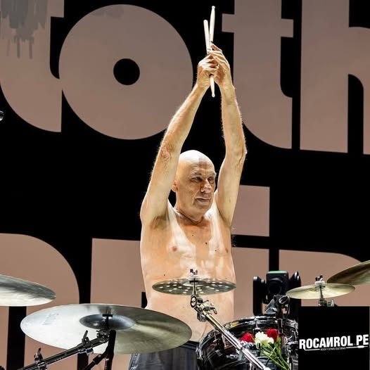 LunaGitana0333's tweet image. Bill Ward comparte un conmovedor mensaje tras el concierto de despedida de Black Sabbath.
El pasado sábado (5 de julio), Black Sabbath y Ozzy Osbourne se despidieron por última vez en “Back to the Beginning”.
El emotivo evento fue agridulce, sirviendo tanto como una despedida…