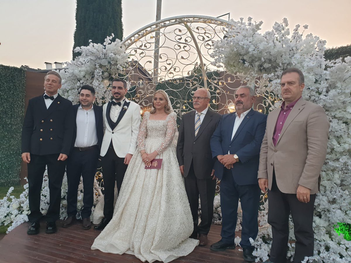 EYAD Genel Yönetim Kurulu üyelerimiz; İsmail Akbıyık, Hüseyin Solmaz, Cengiz Ergül, Ahmet Kavgacı, Kutay Subaşı ve Osman Etyemez ile birlikte Şeref Kazancı'nın kızı Yasemin &amp; Berk kardeşlerimizin düğün merasimine katıldık. 

Kardeşlerimize iki cihan saadeti diliyoruz.