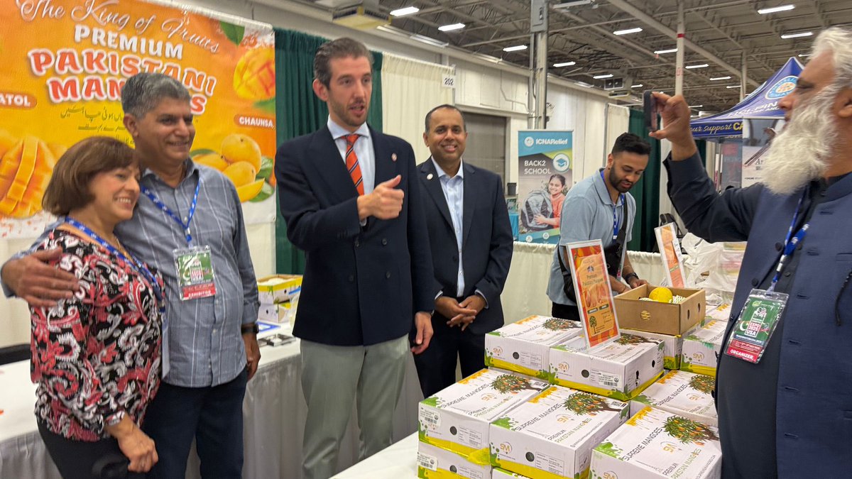 juanpablo4VA's tweet image. It took me three long years but I finally found the storied Pakistani mango!! Thank you to the team organizing the Pakistani Expo in Fairfax today and for the invitation to come and meet so many amazing small biz owners. Pakistan #zindabad