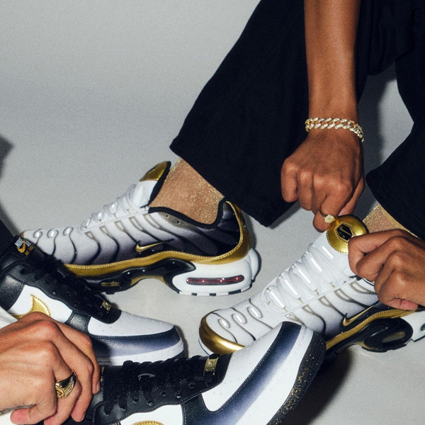 KicksDeals's tweet image. Select sizes under 11 are available for the "Foot Locker 50th Anniversary" Nike Air Max Plus for $128 + FREE shipping. Retail is $190. Offer ends soon TONIGHT! //Ad

BUY HERE -&amp;gt; footlocker.8s4u9r.net/BnYdaW

👉 MUST log in to FLX account on site for deal price - FREE to sign up.