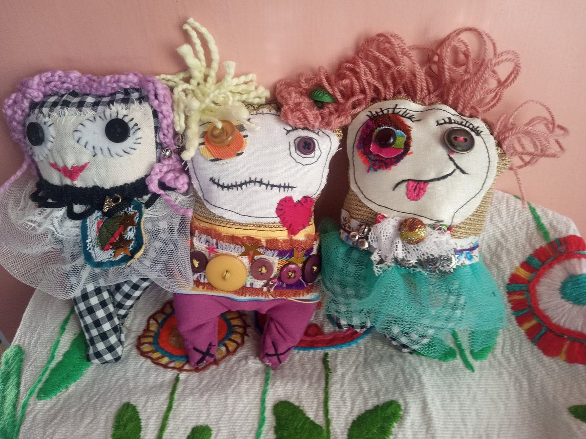 En el contexto de horror en que vivimos, mis monstruos son puro amor. Se los voy a regalar a los niños y niñas que no pueden acceder a nada en Bariloche. Carajo!