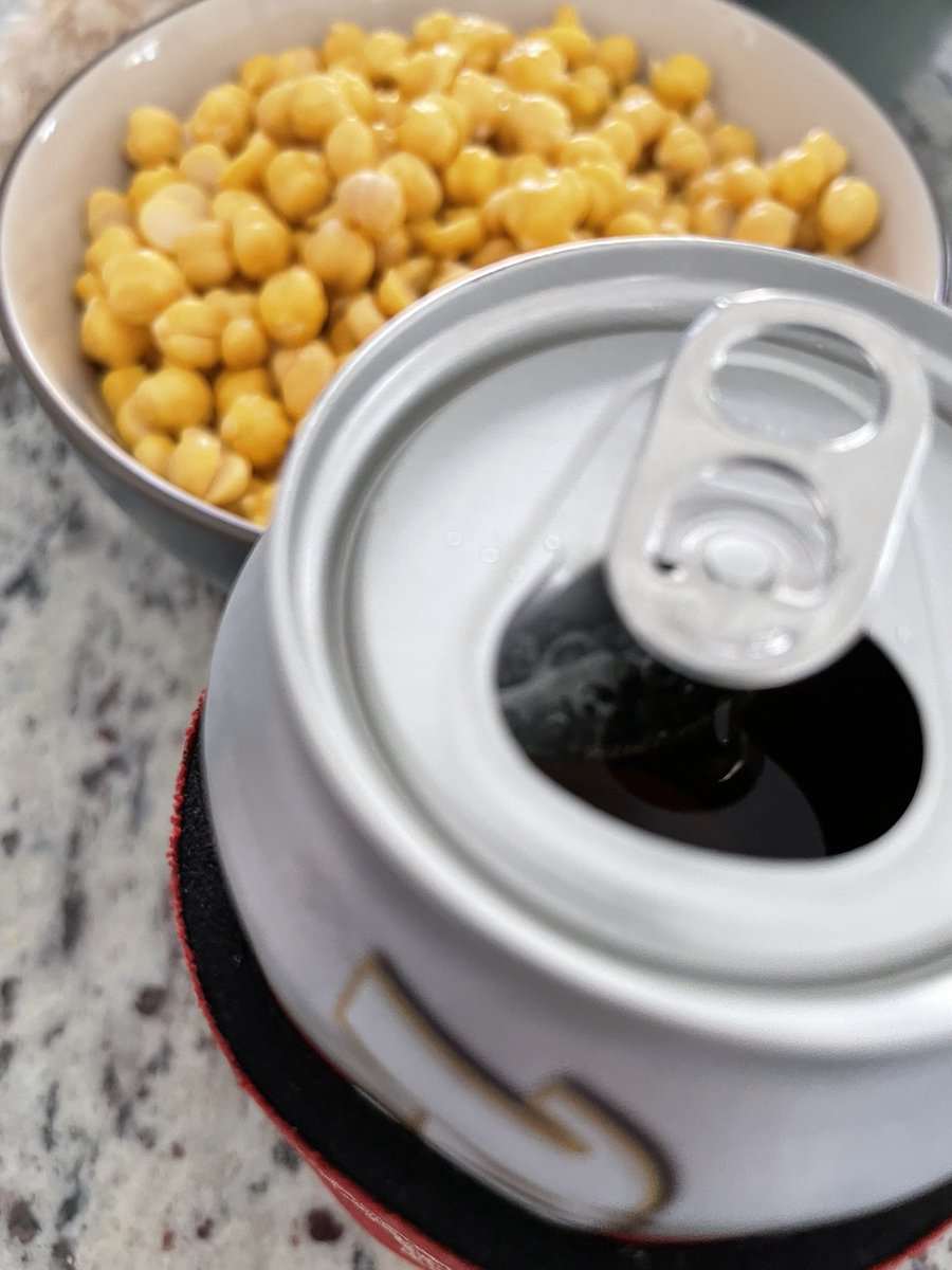 ¡Tres horas pelando garbanzos, bebiendo y hablando mierda con mi mujer! Supongo que esto no sería posible en un matrimonio endeble…