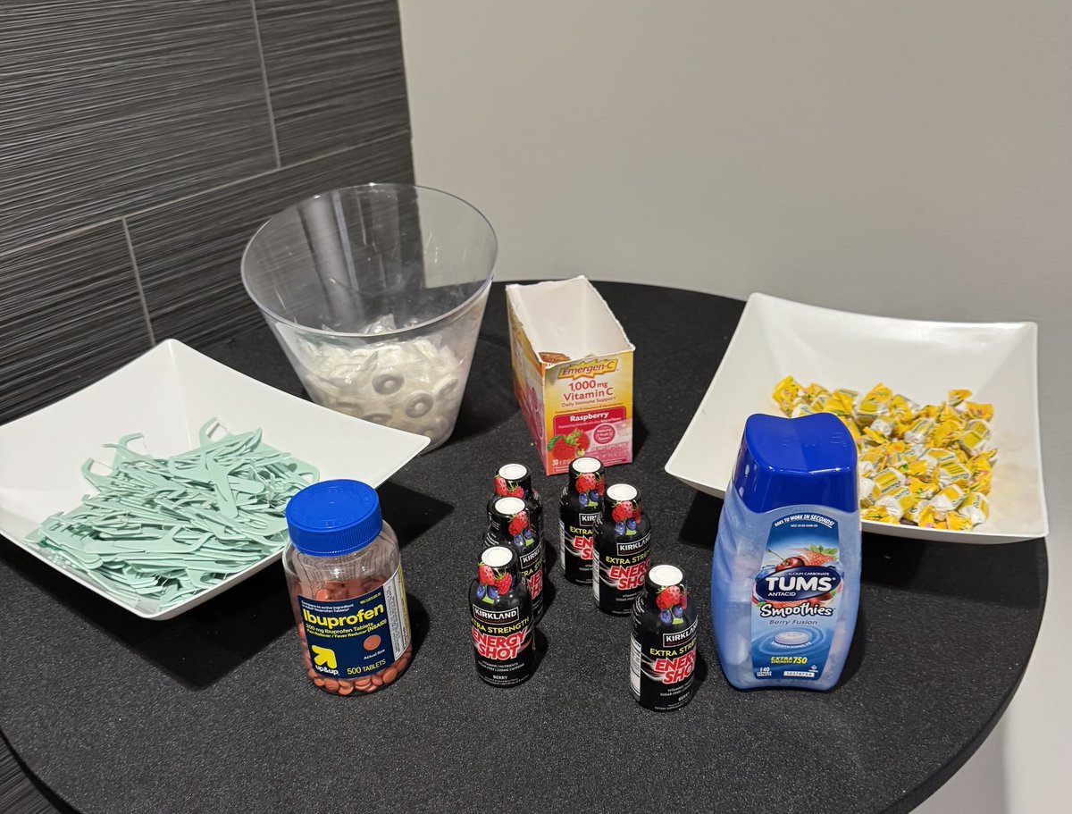 Inside the coach’s hospitality room on the ⁦<a href="/UAbasketball/">Under Armour Basketball</a>⁩ aau circuit. Looks about right after 3 full days of games. #GoDawgs