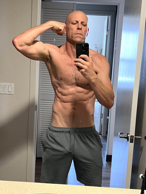 Watch Big C 😎's leaked NSFW photo on TwXstars