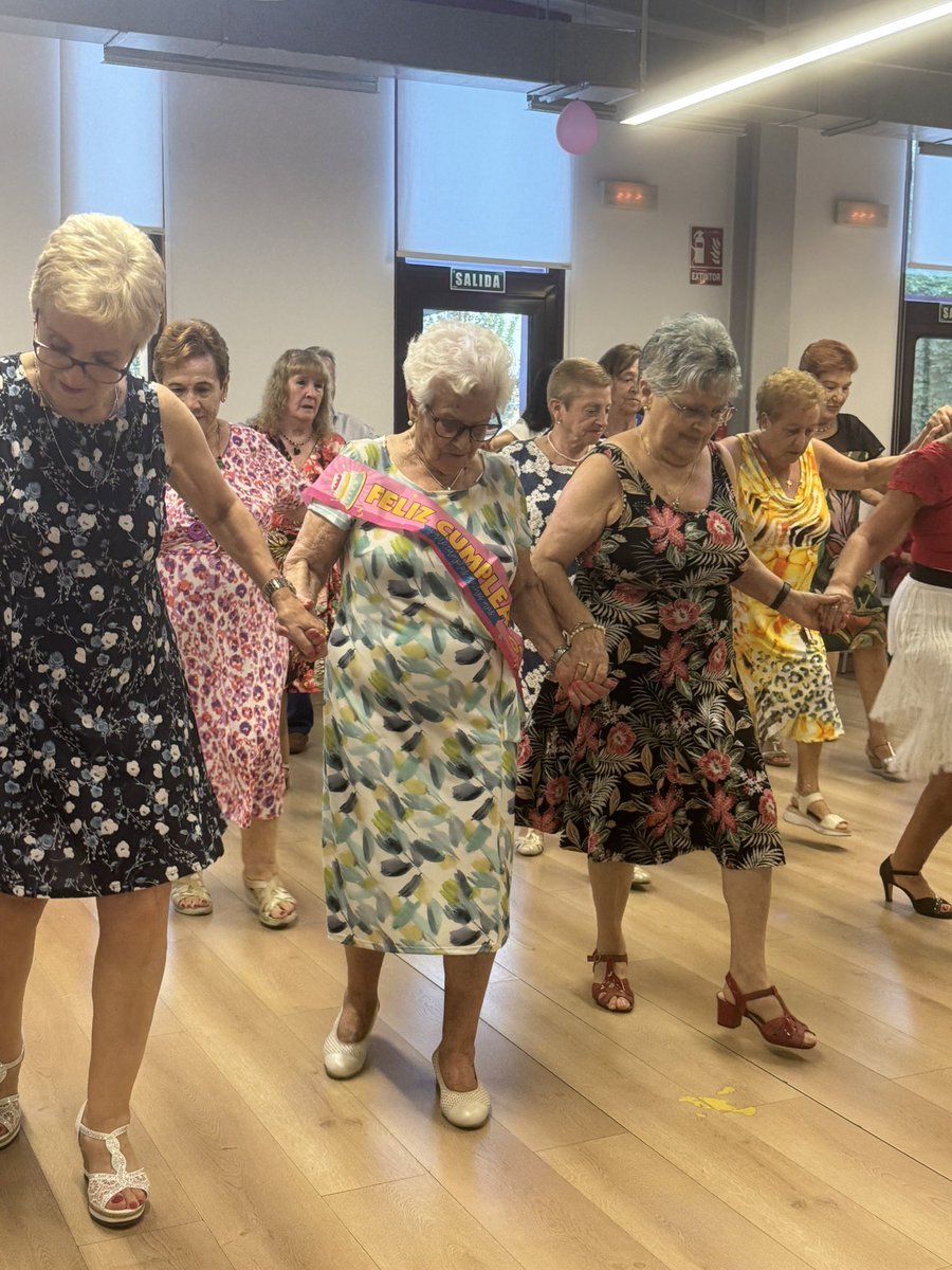 PSOE de Alcalá/❤️ (@psoealcaladeh) on Twitter photo 🧓🏻👴🏻 MAYORES | ¡Tarde de celebración! Nuestro concejal <a href="/CastillejoCalvo/">Miguel Castillejo Calvo</a> ha disfrutado en el 100º cumpleaños de Lali, socia del Centro de Mayores de Los Pinos.
🎂 Una emotiva tarde junto a los mayores que han querido reunirse para felicitar a Lali y bailar junto a ella. 🧓🏻👴🏻 MAYORES | ¡Tarde de celebración! Nuestro concejal <a href="/CastillejoCalvo/">Miguel Castillejo Calvo</a> ha disfrutado en el 100º cumpleaños de Lali, socia del Centro de Mayores de Los Pinos.
🎂 Una emotiva tarde junto a los mayores que han querido reunirse para felicitar a Lali y bailar junto a ella.