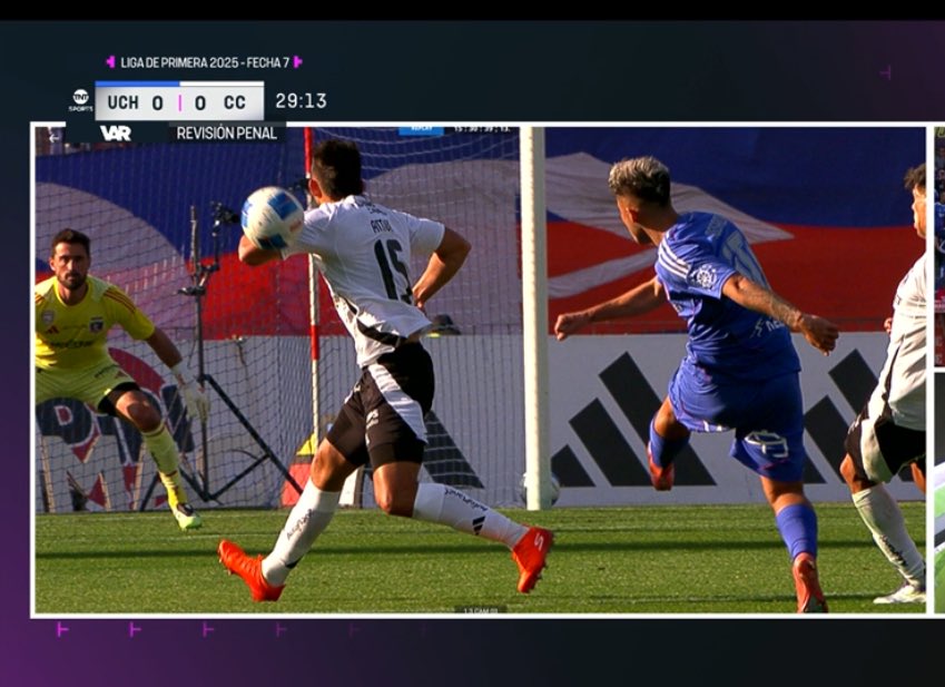 Sabían que desde el año 2000 en adelante la U🔵🔴 es el equipo con más penales a favor en los Superclásicos con 14 lanzamientos contra solo 4 de Colo-Colo⚪⚫, en este hilo revisaremos todos los tiros...