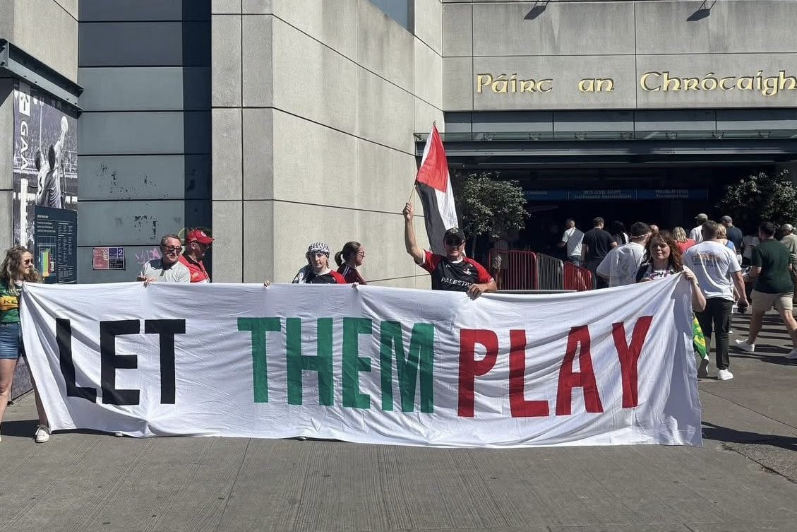 IrishUnity's tweet image. 🤝 Tyrone and Kerry Gaels united at Croke Park today
🗣️ Demanding the Irish government issue visas for 33 Palestinian children due to visit Ireland to play hurling and football
🏐 Let them play