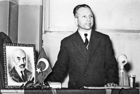 Özgün bir düşünür, bir fikir insanı.
Yirminci yüzyıl Türk düşünce dünyasında kendine has fikir ve yorumları olan ender şahsiyetlerden.

İsyan Ahlakçı bir muallim. Tam kırk yıl mekteplerde görev yapmış, 
Muallim Nurettin Topçu'nun ölümünün sene-i devriyesinde rahmetle anıyoruz.