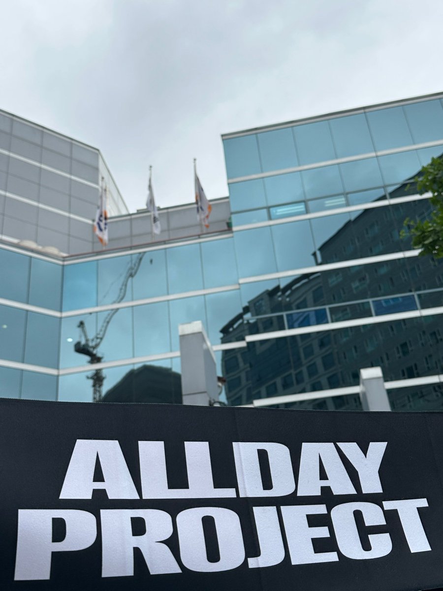 ADP_STAFF's tweet image. [📢] ALLDAY PROJECT 250713 (일) SBS 인기가요 본방송 인원 체크 안내

✔ 시간 : 1PM (KST)
✔ 장소 : 등촌동 SBS 공개홀 앞

DAY ONE 여러분은 아래 사진 속 장소로 모여주시기 바랍니다. ⏱️

#ALLDAYPROJECT #ADP #올데이프로젝트
#FAMOUS #WICKED
#THEBLACKLABEL #더블랙레이블