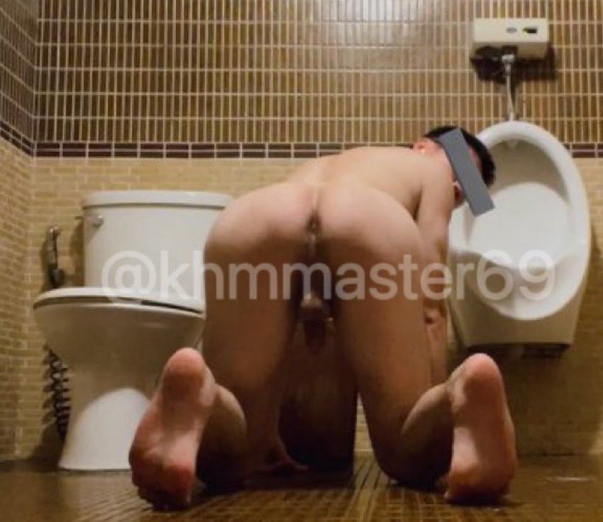 斯文人夫跟家人出門用餐，趁上廁所發洩一下裸露的變態慾望！

按讚50，轉推10就曝光人夫硬屌照😈