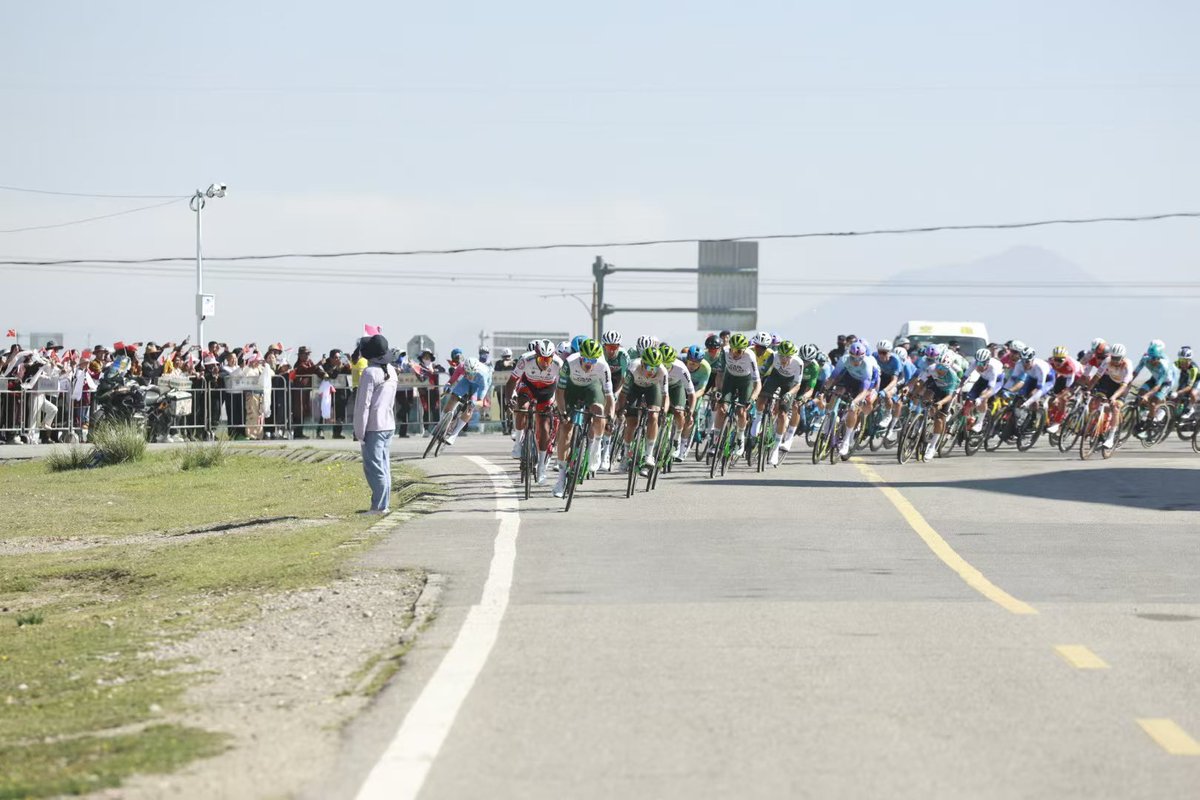 90 KM to the Finish 🏁

The attackers have been caught! <a href="/CajaRural_RGA/">Team Caja Rural-RGA</a> is leading the peloton. 🇺🇾 Silva is aiming for a top-3 finish at the intermediate sprint with 75 KM to go!