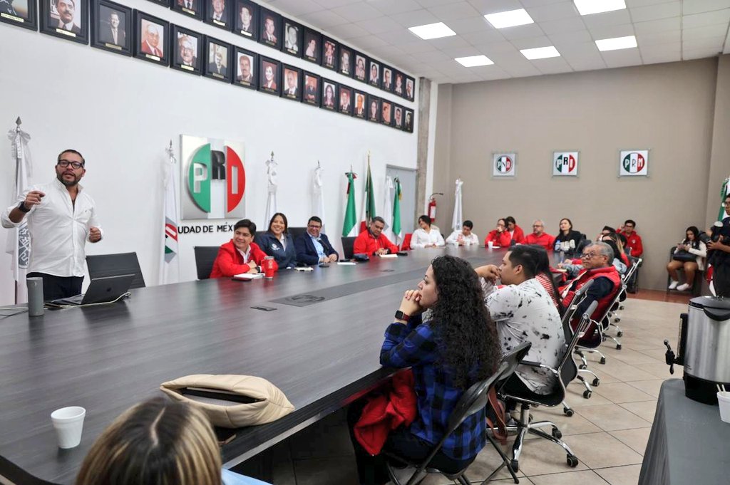 j_marquezmx's tweet photo. Hoy tuvimos una productiva reunión con los concejales hombres y mujeres que representan al PRI en las alcaldías de la Ciudad de México, acompañados por @ale_anbec, secretaria de operación del @PRI_Nacional, e @BetanzosOficial, presidente del @PRICDMX_. 

Juntos, revisamos la ruta trazada por nuestro líder nacional, @alitomorenoc, con el objetivo de seguir trabajando de la mano para construir un futuro mejor para nuestra ciudad y nuestro país.

¡Seguimos adelante con unidad, compromiso y visión de futuro! 💪🇲🇽