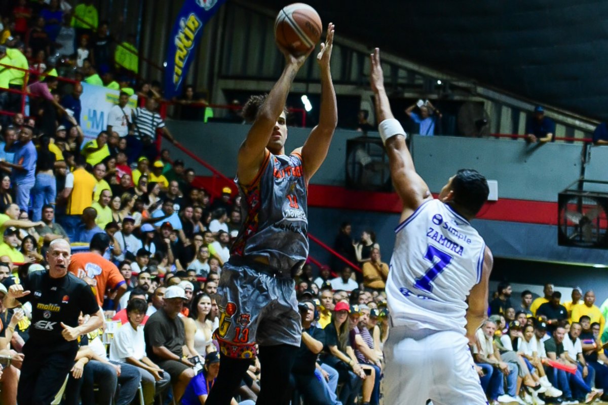 EdicionFinal's tweet image. #spb | Gaiteros del Zulia derrota a Trotamundos en el 5to de la final, jugándose 8.46min.

64-59

#edicionfinal #baloncesto #venezuela