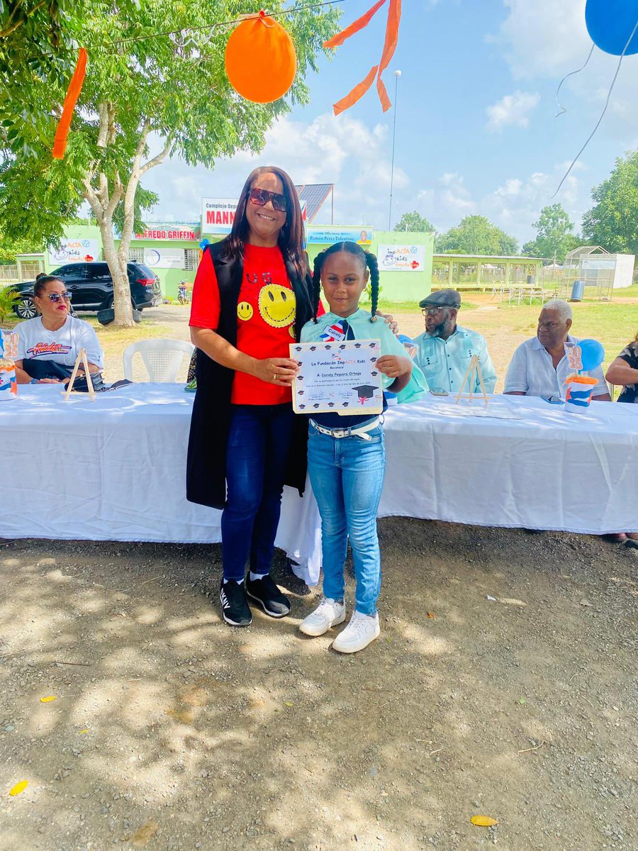 ImpACTAKids's tweet photo. ¡Cumplimos un sueño! 🎓 Este sábado se graduó el primer grupo de estudiantes de inglés en el Complejo Manny Acta, gracias nuestra Fundación ImpACTA Kids. Niños de ligas locales mostraron sus avances y recibieron diplomas. ¡Seguimos impactando! ❤️⚾️📚 https://t.co/IiwzwjcqSw