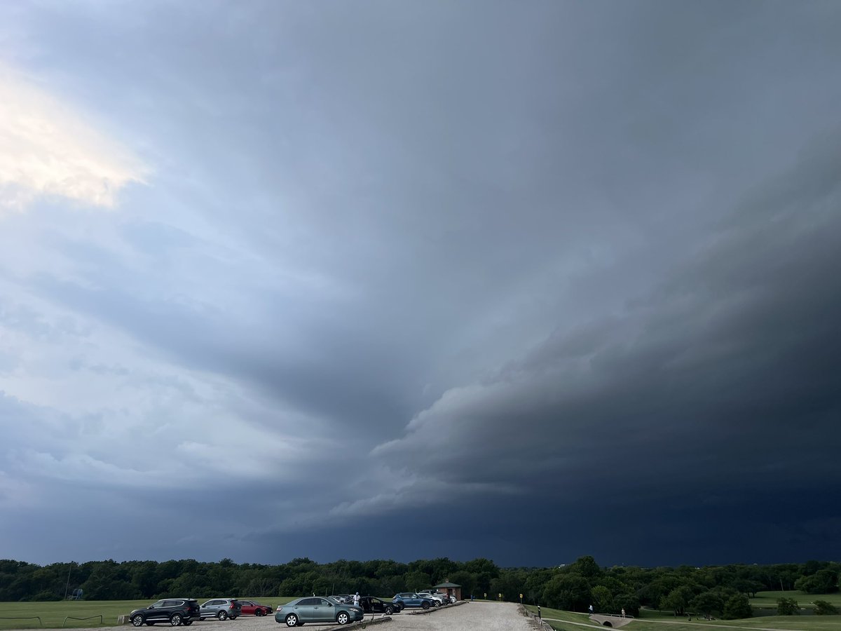 It's been a bit since I've seen a leading edge of a line. Garland, TX, 8:16 PM CDT. #txwx