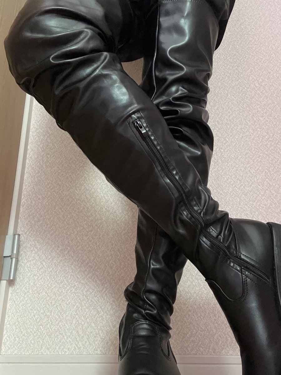 何気にフラットのタンクソールでサイハイブーツは珍しいかも？結構履いてて余裕あるし意外と動きやすいんでいい感じの力加減でM男ボコれそうな感じw
 #ブーツ
 #boots