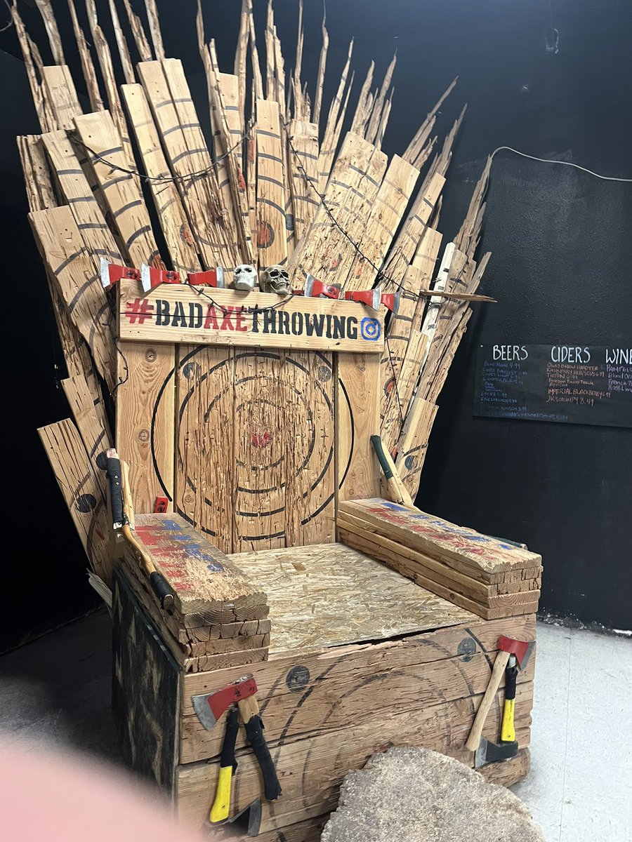 SnazzySonic's tweet image. Went axe throwing with friends and saw this Knuckles ah throne