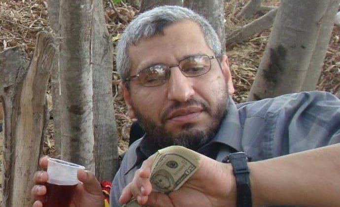 للتذكير وللتاريخ: #محمد_الضيف مات كالجبناء بين آلاف الأبرياء اللي اتخذهم دروع بشرية في مواصي خانيونس، وتسبّب بمجزرة راح فيها 500 إنسان، عرصات حماس نعوه كبطل وما جابوا سيرة الأبرياء اللي راحوا بسببه !!

الضيف ما مات بطل .. مات نذل جبان متخبي بين الأطفال والنساء وهاي الحقيقة