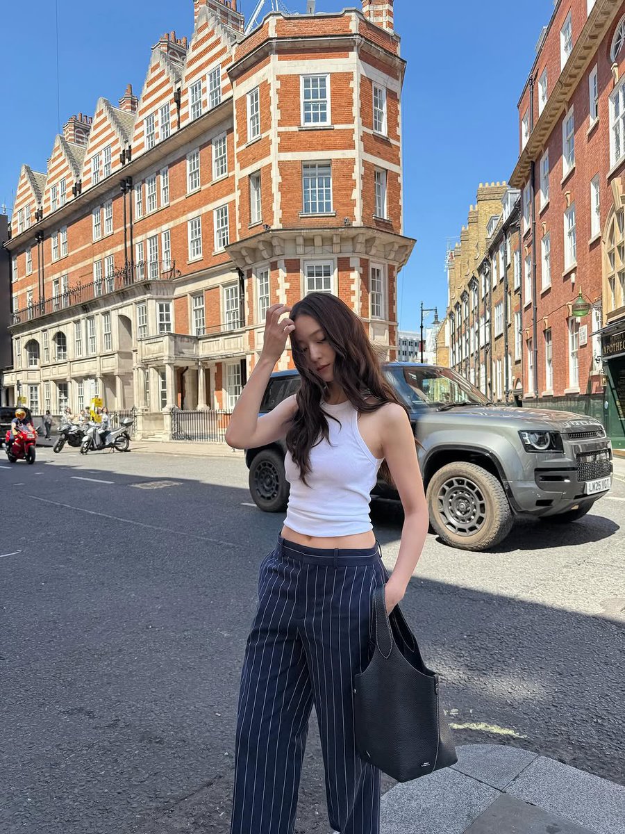 sujungiy's tweet photo. just a sunny day in london https://t.co/IybY5BfruW