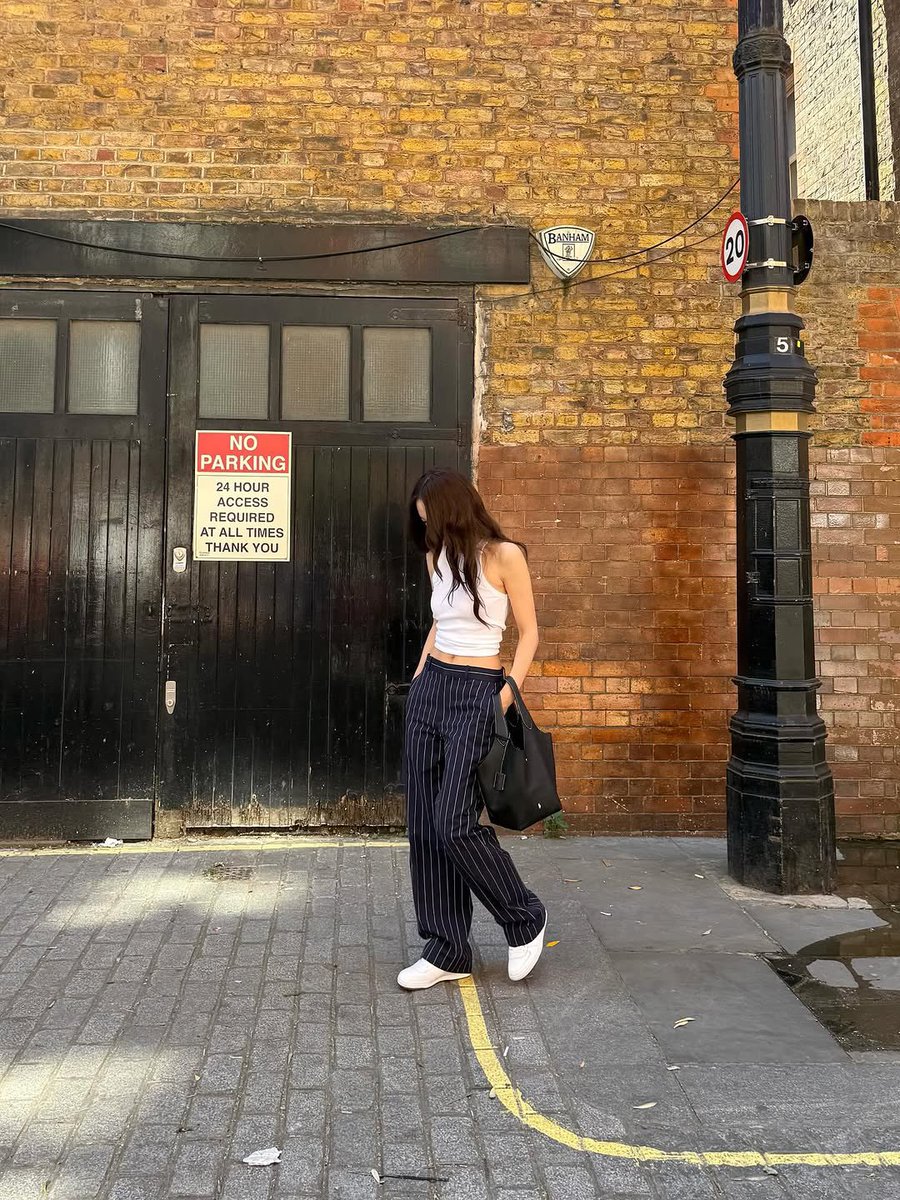 sujungiy's tweet photo. just a sunny day in london https://t.co/IybY5BfruW