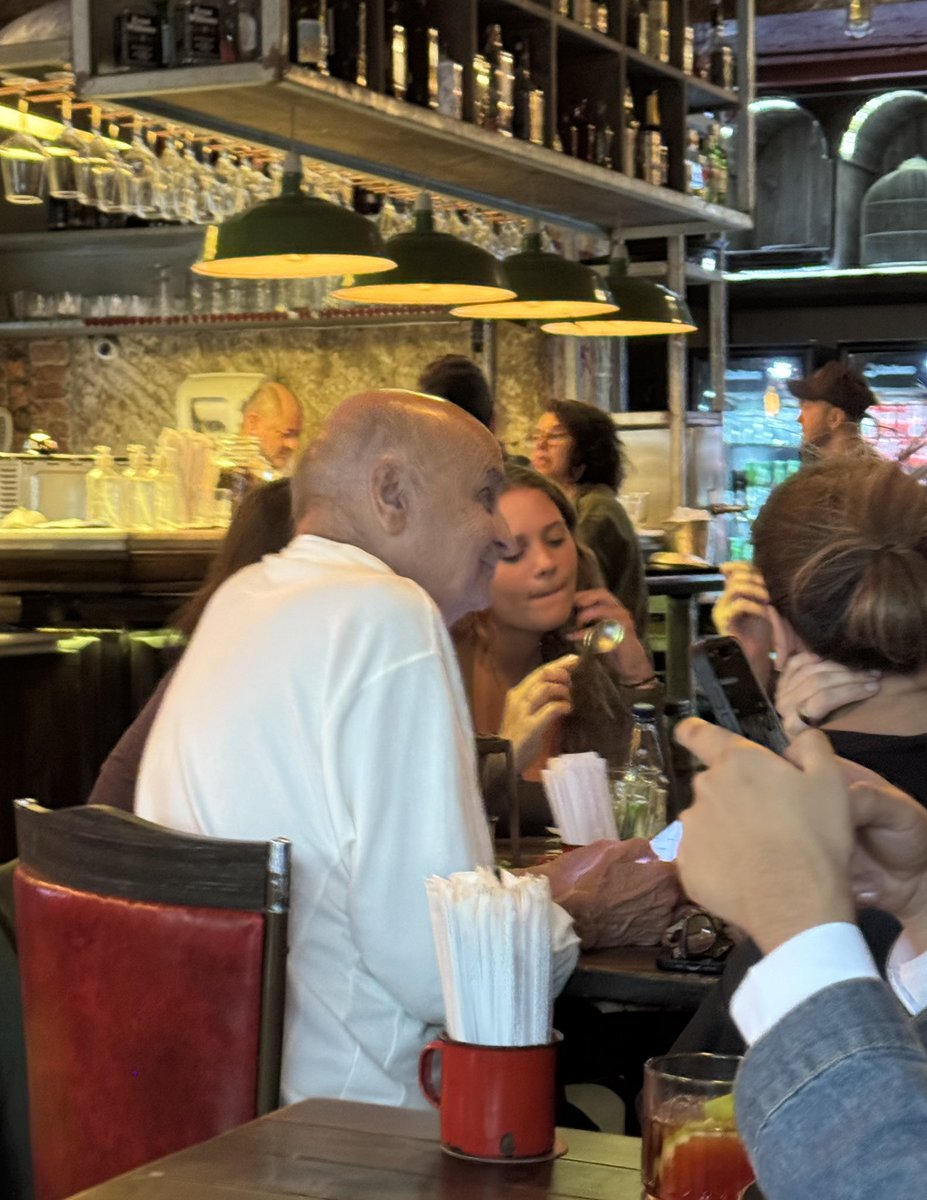 karinaperussi's tweet photo. Hoje almocei do lado do dr Drauzio Varella morri de vontade de tietar mas infelizmente tenho noção https://t.co/yB91gYTSGL