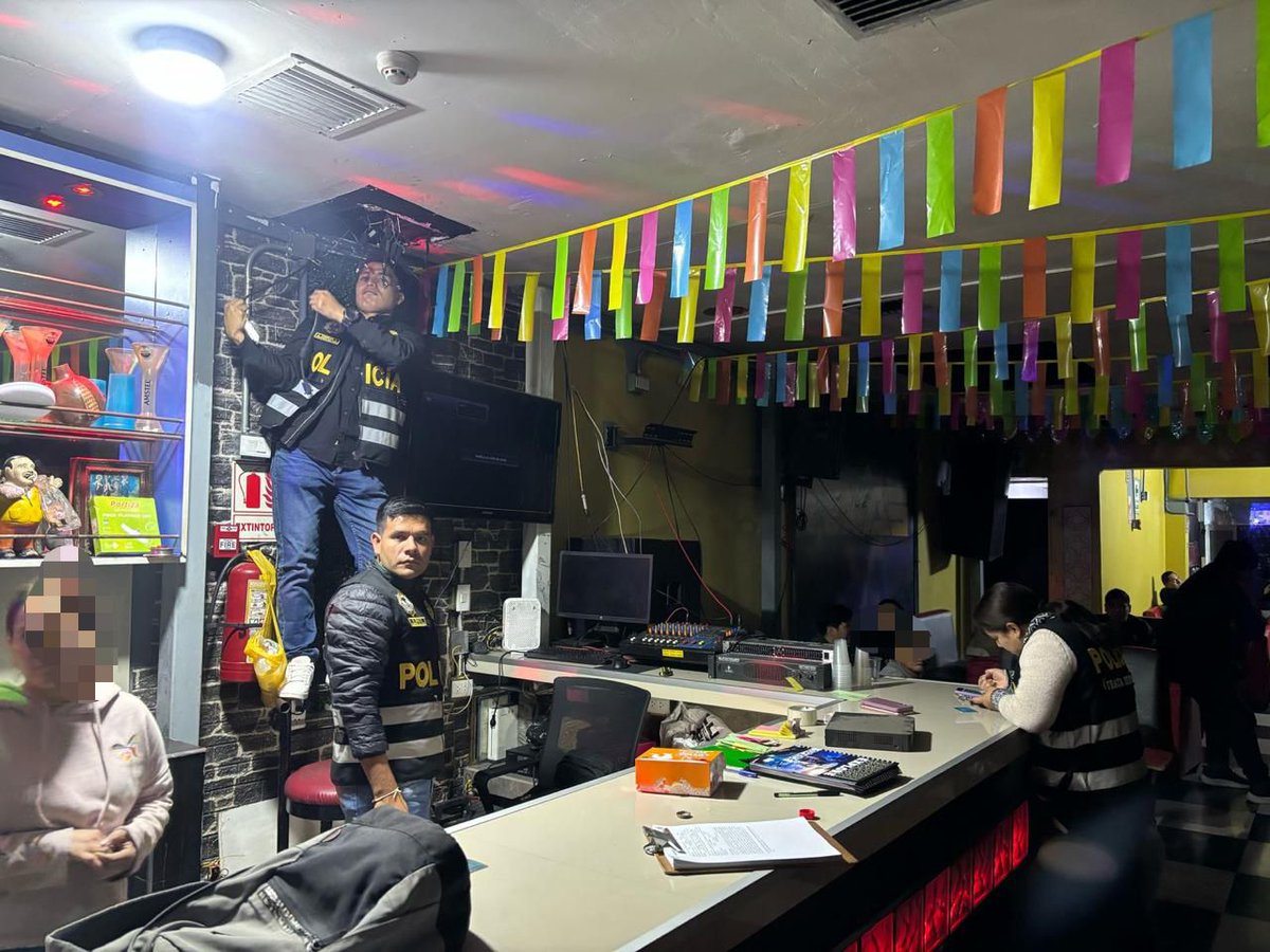 PoliciaPeru's tweet photo. #Lima🚨 | Agentes de la Dirección Contra la Trata de Personas y Tráfico Ilícito de Migrantes, desarticularon la banda criminal “Los Texanos” tras intervenir un local nocturno en el Cercado de Lima. Se detuvo a tres personas por el presunto delito de explotación sexual. #PNP https://t.co/IdyjAiDkeZ