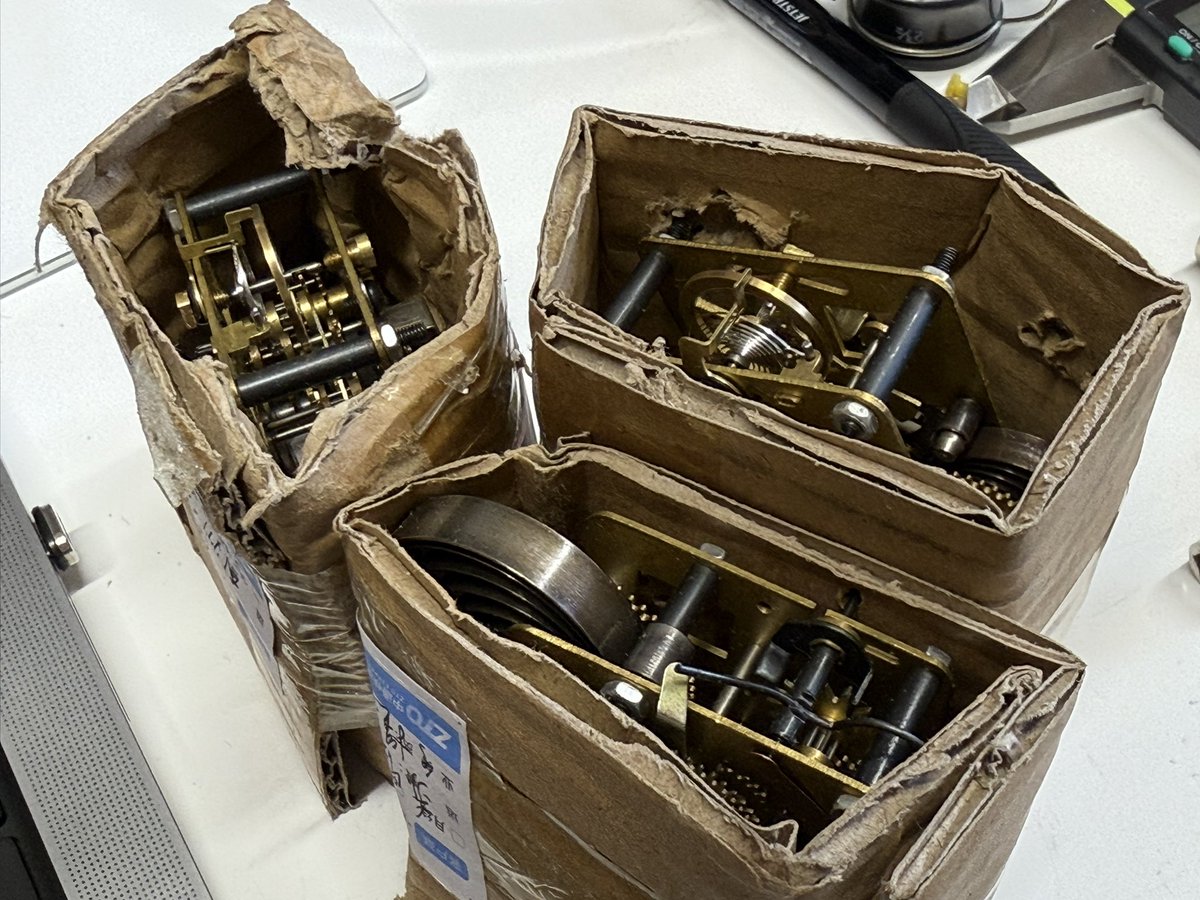 AliExpressから買ったムーブメント。なかなかアグレッシブな梱包。