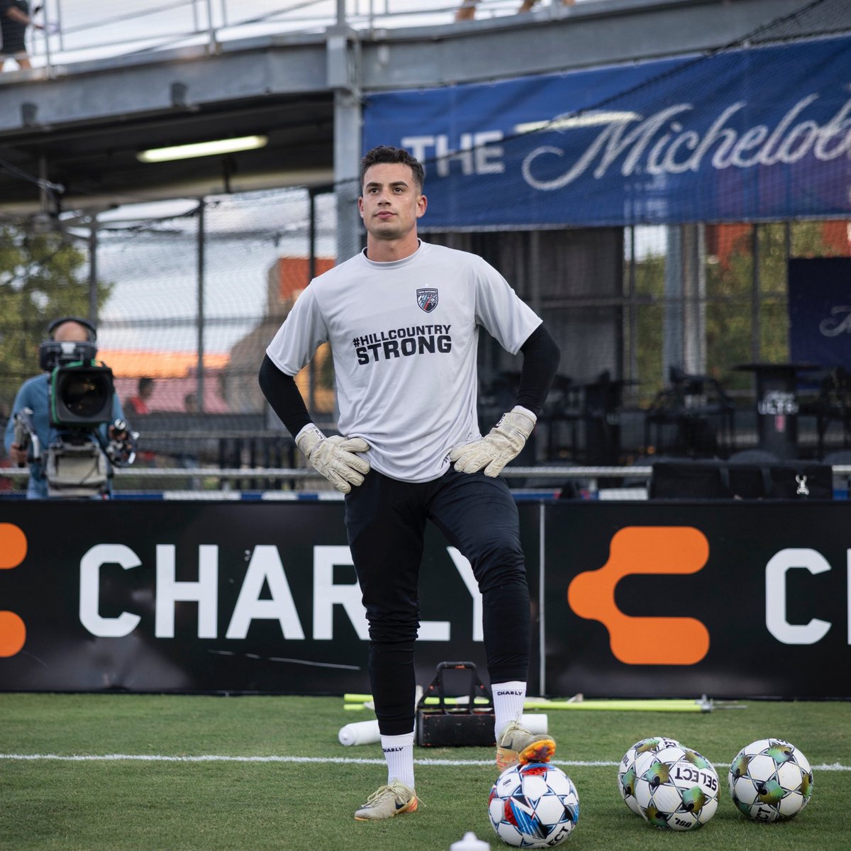 SanAntonioFC's tweet photo. #HillCountryStrong 🖤

The team is paying tribute to flood victims with #HillCountryStrong pregame tops &amp; black armbands. https://t.co/AfzKN6YGsf