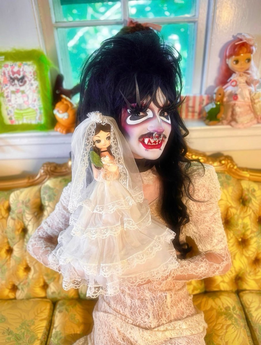 Vampire mommy and her devoted familiar ❤️