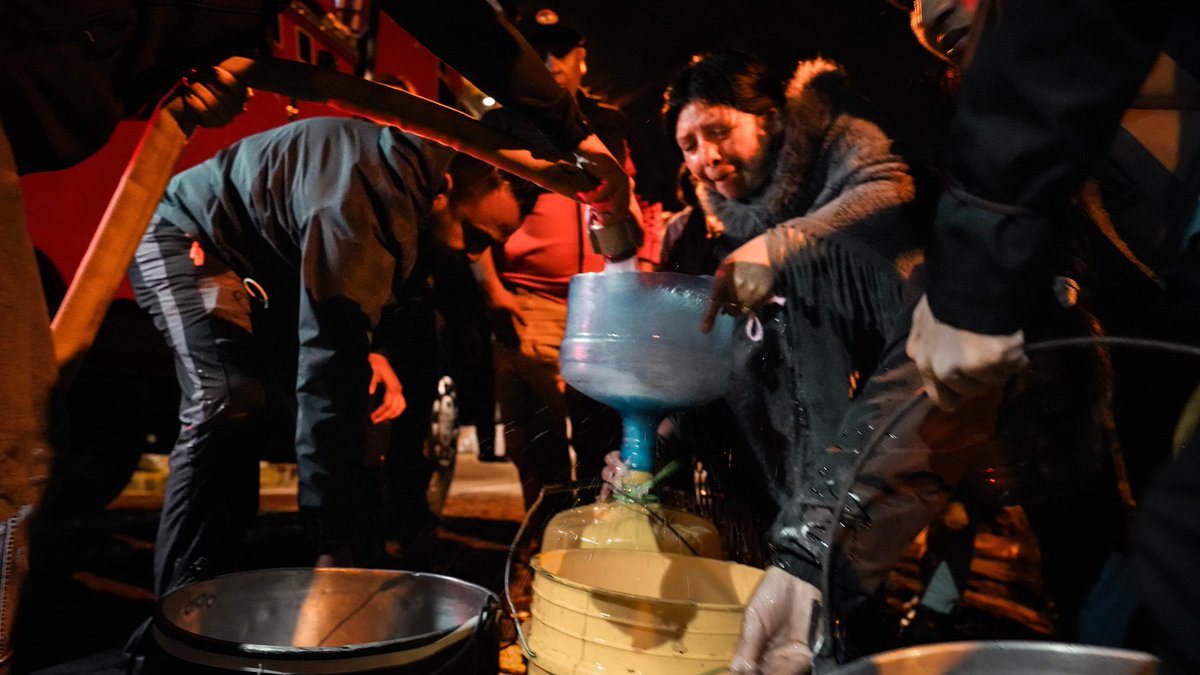 Seguimos en los barrios altos del sur de Quito, instalando puntos de abastecimiento y distribuyendo agua con tanqueros. Cuando de garantizar un derecho de la ciudadanía se trata, no hay tiempo para tibiezas. Los quiteños no esperan excusas ni falta de acción. 
#QuitoNoEstáSolo