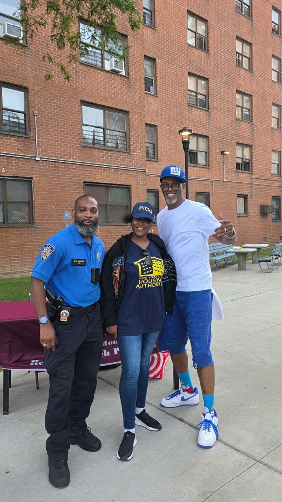 NYPDPSA1's tweet image. It was a beautiful day @NYCHA Haber Houses Family Day. Our @NYPDCommAffairs & @NYPDauxiliary Officers along with Councilman @JustinBrannan staff and Assemblyman @AlecBrookKrasny greeted the Seniors with smiles and love. @NYPDnews @NYPDHousing @NYPDPC @NYPDBklynSouth @NYPD1stDep