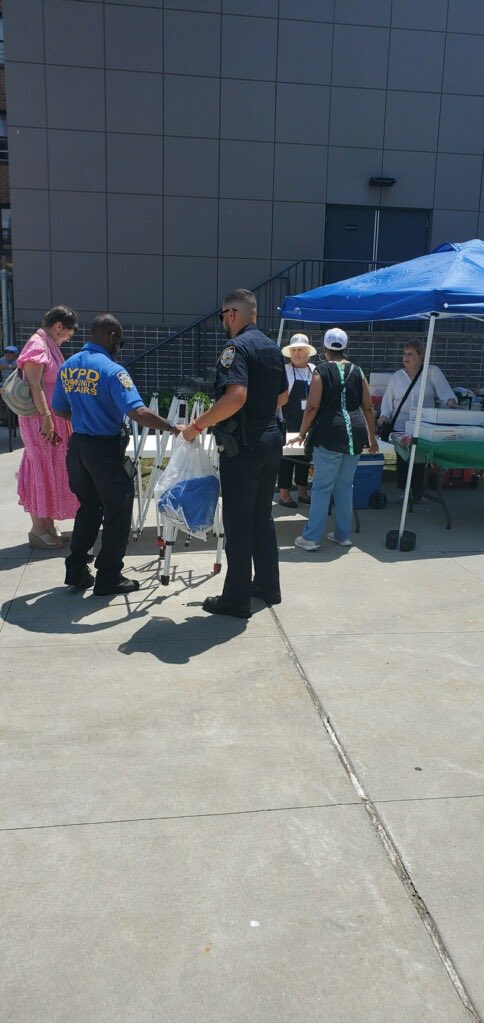NYPDPSA1's tweet image. It was a beautiful day @NYCHA Haber Houses Family Day. Our @NYPDCommAffairs & @NYPDauxiliary Officers along with Councilman @JustinBrannan staff and Assemblyman @AlecBrookKrasny greeted the Seniors with smiles and love. @NYPDnews @NYPDHousing @NYPDPC @NYPDBklynSouth @NYPD1stDep