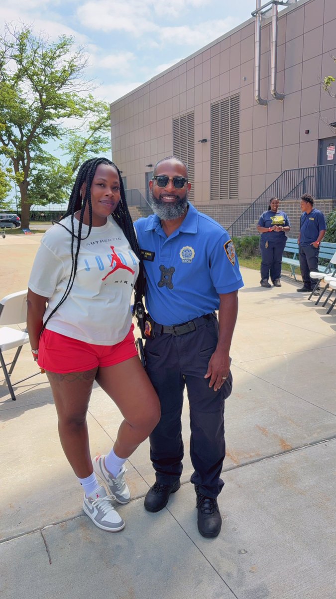 NYPDPSA1's tweet image. It was a beautiful day @NYCHA Haber Houses Family Day. Our @NYPDCommAffairs & @NYPDauxiliary Officers along with Councilman @JustinBrannan staff and Assemblyman @AlecBrookKrasny greeted the Seniors with smiles and love. @NYPDnews @NYPDHousing @NYPDPC @NYPDBklynSouth @NYPD1stDep