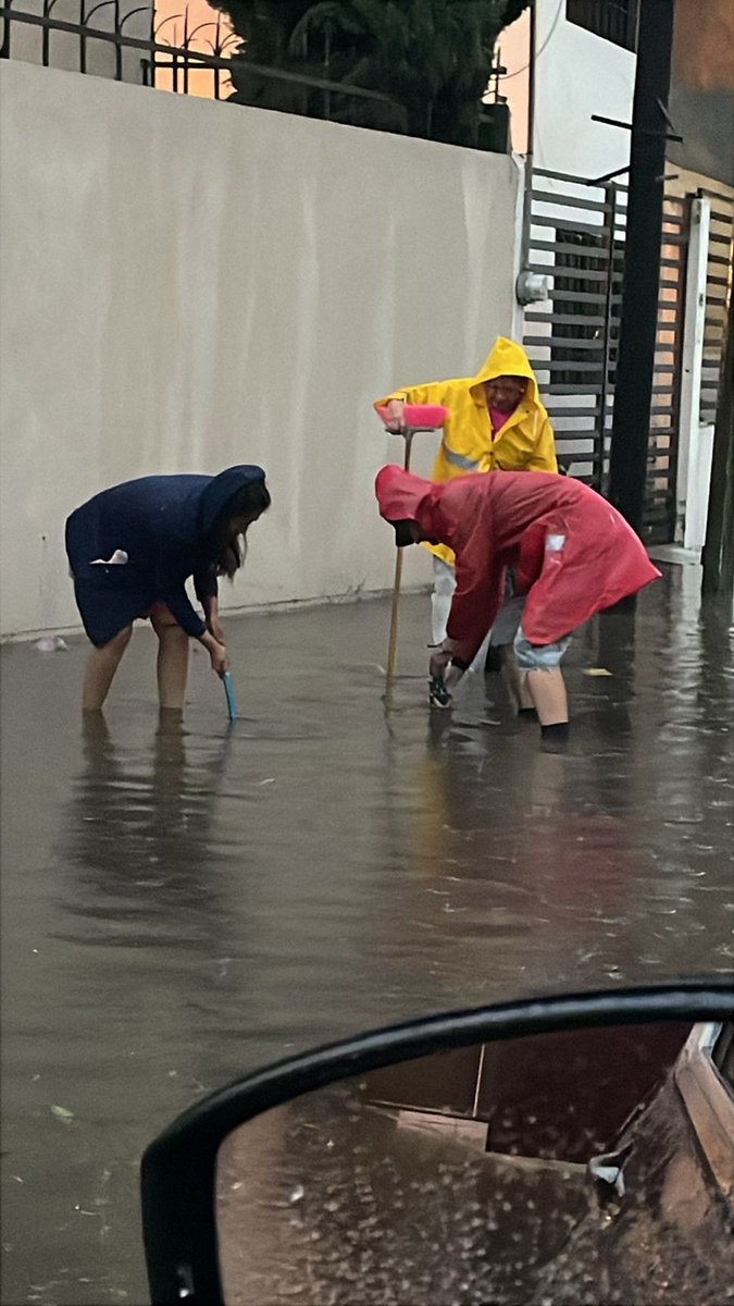 Periódico e-consulta (@e_consulta) on Twitter photo 🌧️🌊| Vecinos de #Cuautlancingo, de la zona de Camino Real se ponen a destapar coladeras ante la nula respuesta del municipio⬇️ 🌧️🌊| Vecinos de #Cuautlancingo, de la zona de Camino Real se ponen a destapar coladeras ante la nula respuesta del municipio⬇️