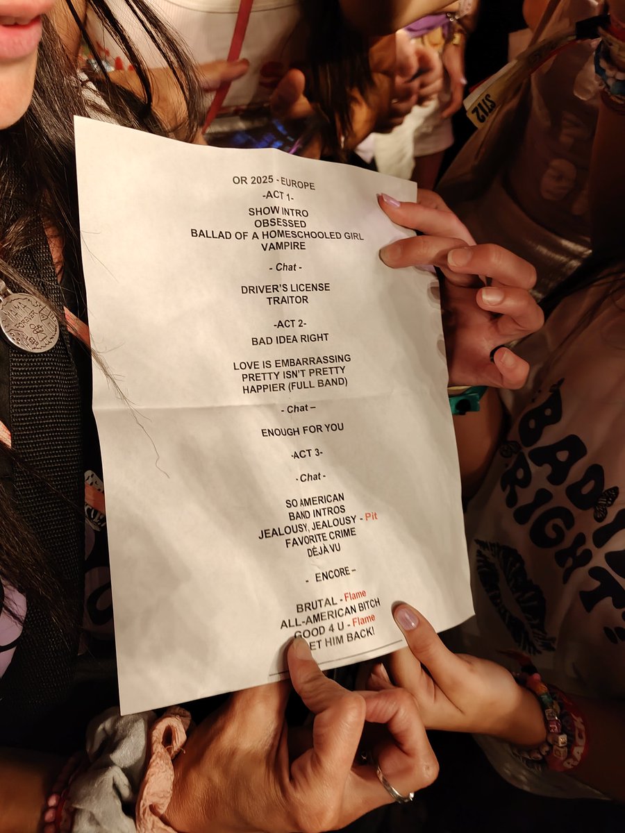 96Bellamy's tweet photo. Olivia Rodrigo cantando All I Want (a petición del público, fuera de setlist) en el Mad Cool 2025 en Madrid. https://t.co/Vjdo3oTtqC