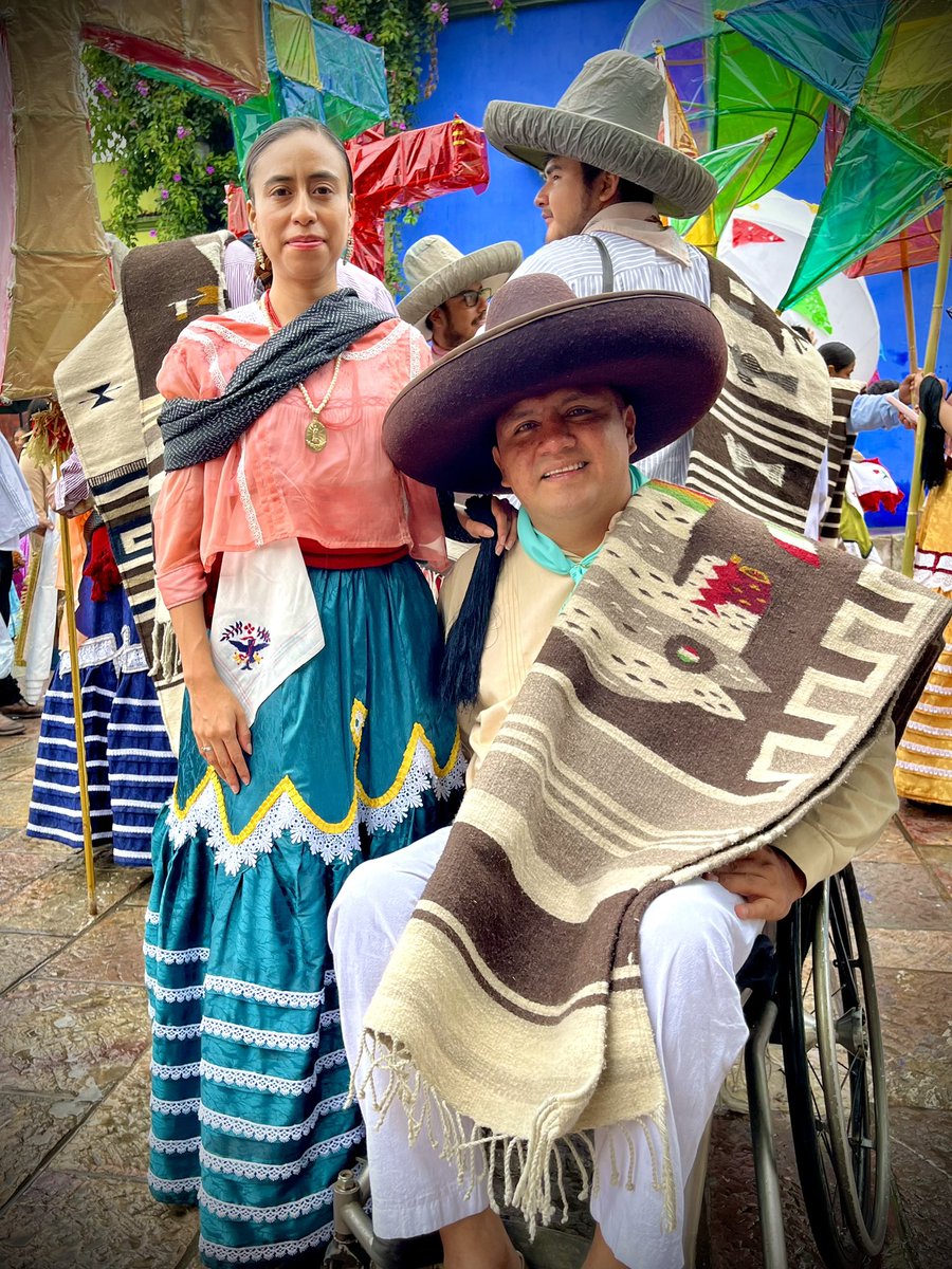 Y quien dice que las personas con discapacidad , no podemos participar de nuestras tradiciones. 

Las #pcd presentes en el #Convite #Guelaguetza2025 #Guelaguetza 
#Oaxaca