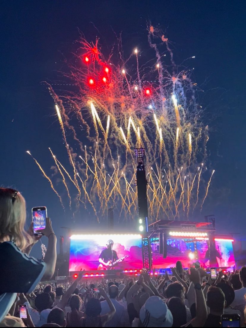 Peace love and 🎆#oasislive25