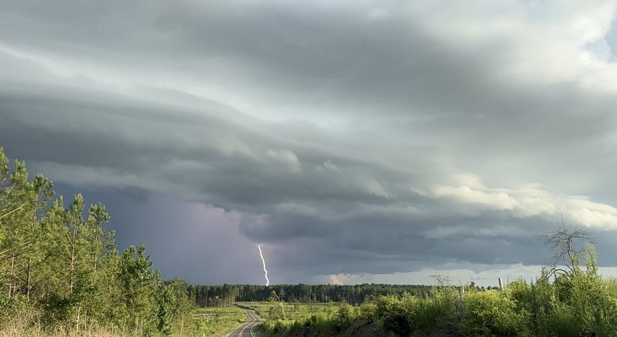 StandAlonePhoto's tweet photo. Beautiful storm cell over Simpson/Rankin’s county this evening. @NWSJacksonMS @spann @JimCantore @DHartman_WAPT @DaveRobertsWLBT https://t.co/f1SQ4qmwbA