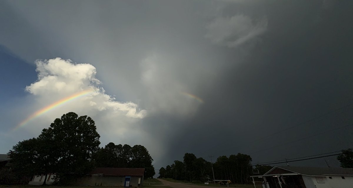 StandAlonePhoto's tweet photo. Beautiful storm cell over Simpson/Rankin’s county this evening. @NWSJacksonMS @spann @JimCantore @DHartman_WAPT @DaveRobertsWLBT https://t.co/f1SQ4qmwbA