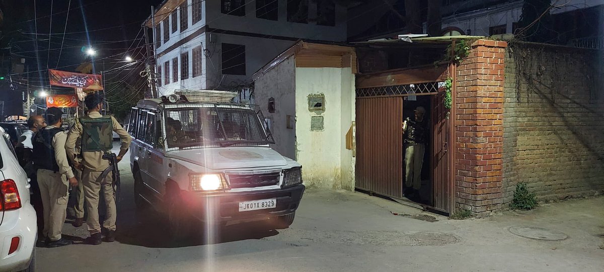 tanvirsadiq's tweet image. Since last night, I like many of my colleagues, including the party leadership at Gupkar, the Advisor to the Chief Minister, and a majority of sitting MLAs have been locked inside my home.
This is not just unfortunate; it is a deliberate attempt to suppress remembrance and deny…