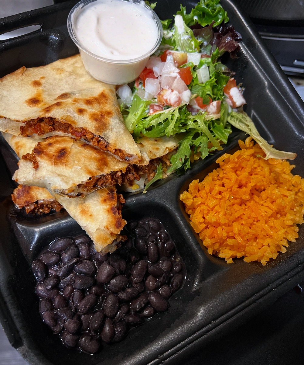 Fried oyster mushrooms, empanadas, and beefless quesadilla from Belenty’s Love 🌱
