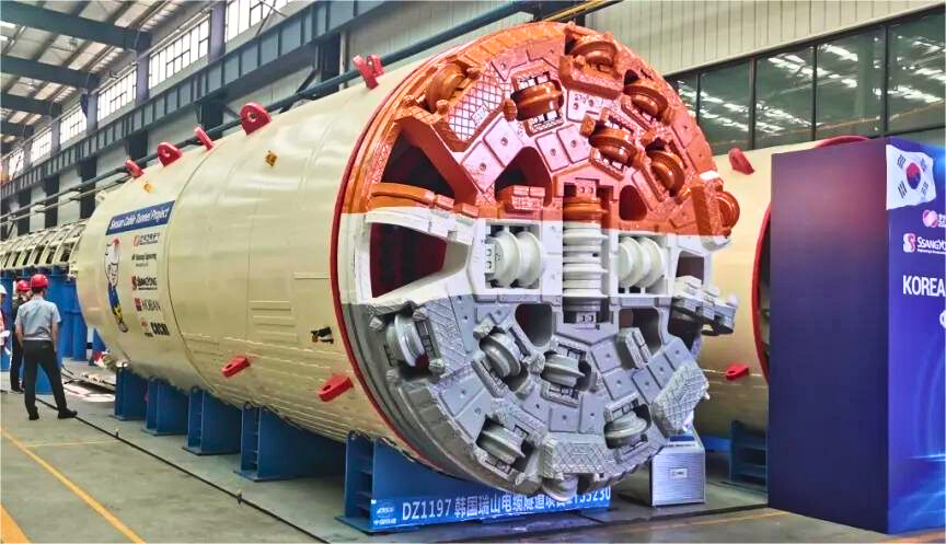 CRCCNews's tweet photo. 🚇Breakthrough in Seosan!
#CRCCTech The cable tunnel project has been completed with the help of a 3.26-meter-diameter, 135-meter-long mud-water balance tunnel boring machine (TBM) jointly developed by #CRCC and HOBAN. It is the fourth CRCC TBM exported to #Korea. https://t.co/aWWyS8JTp7